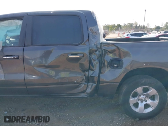 2019 Ram 1500 Big Horn z VIN 1C6RRFFGXKN709911, wystawiony jako IAAI lot #40337177 z przebiegiem 124 338 mil mil oraz . Historia ofert i sprzedaży dostępna na DreamBid. Obrazek 6.