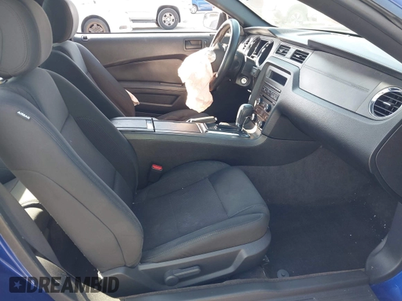 2013 Ford Mustang V6 with VIN 1ZVBP8AM5D5262560, listed as a IAAI auction lot 42136648 with 71,301 mi miles and . Bid and sale history available at carsss.com. Image 5.