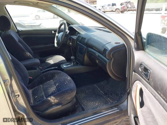 2002 Volkswagen Passat GLS with VIN WVWPD63B12P448213, listed as a IAAI auction lot 41992748 with 189,370 mi miles. Bid and sale history available at carsss.com. Image 5.