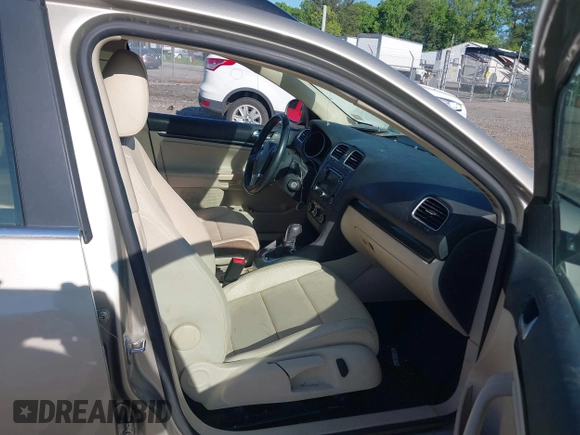 2014 Volkswagen Jetta SportWagen TDI w/Sunroof & Nav with VIN 3VWPL7AJ7EM614938, listed as a IAAI auction lot 42121788 with 189,917 mi miles. Bid and sale history available at carsss.com. Image 5.