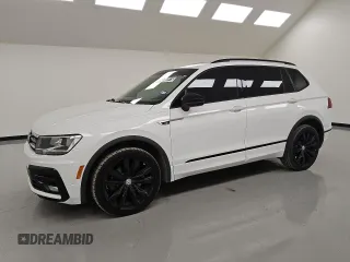 2020 Volkswagen Tiguan SE z VIN 3VV3B7AX9LM147982, wystawiony jako Copart lot #55845915 z przebiegiem 75 339 mil mil oraz Tytuł czysty. Historia ofert i sprzedaży dostępna na DreamBid. Obrazek 1.