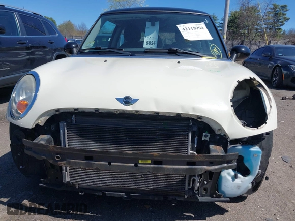 2008 MINI Hardtop with VIN WMWMF33598TU66736, listed as a IAAI auction lot 42118994 with 136,569 mi miles and . Bid and sale history available at DreamBid. Image 6.