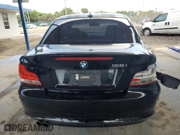 2013 BMW 1 Series 128i z VIN WBAUP7C54DVP25748, wystawiony jako Copart lot #62536075 z przebiegiem 187 591 mil mil oraz Czysty tytuł • Clean title. Historia ofert i sprzedaży dostępna na DreamBid. Obrazek 6.
