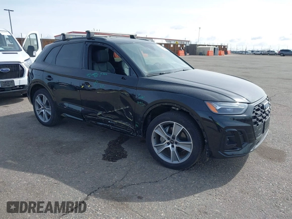 2025 Audi Q5 S line Premium z VIN WA1GAAFY9S2021963, wystawiony jako IAAI lot #41840606 z przebiegiem 6 900 mil mil oraz . Historia ofert i sprzedaży dostępna na DreamBid. Obrazek 1.