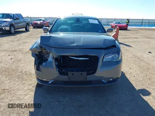2019 Chrysler 300 S z VIN 2C3CCABG8KH538131, wystawiony jako IAAI lot #41342680 z przebiegiem 85 878 mil mil oraz . Historia ofert i sprzedaży dostępna na DreamBid. Obrazek 12.