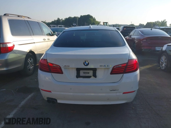 2013 BMW 5 Series 528i xDrive с VIN WBAXH5C53DDW11955, выставлен на аукционе IAAI как лот 42601785 с пробегом 147 925 миль миль и . История ставок и продаж доступна на DreamBid. Изображение 16.