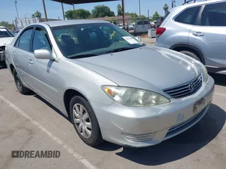 2005 Toyota Camry STD z VIN 4T1BE32K85U549192, wystawiony jako IAAI lot #42410368 z przebiegiem 133 361 mil mil oraz . Historia ofert i sprzedaży dostępna na DreamBid. Obrazek 1.