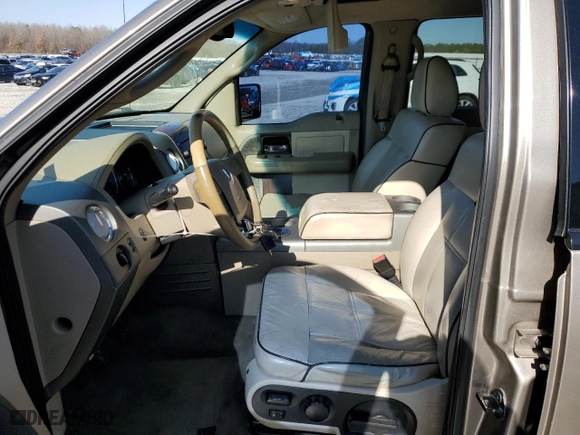 2006 Lincoln Mark LT with VIN 5LTPW16546FJ04547, listed as a Copart auction lot 42240865 with 233,871 mi miles and Clean Title. Bid and sale history available at carsss.com. Image 7.