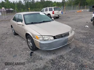 2001 Toyota Camry CE z VIN 4T1BG22K61U772698, wystawiony jako IAAI lot #42221858 z przebiegiem 273 683 mil mil oraz . Historia ofert i sprzedaży dostępna na DreamBid. Obrazek 1.