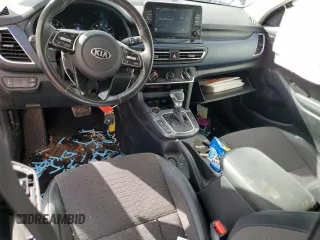 2021 Kia Seltos S z VIN KNDEUCAAXM7168129, wystawiony jako Copart lot #49223734 z przebiegiem 89 138 mil mil oraz Szkody całkowita. Historia ofert i sprzedaży dostępna na DreamBid. Obrazek 8.