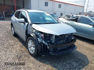 2024 Toyota Corolla Cross LE z VIN 7MUCAAAG9RV086257, wystawiony jako IAAI lot #41895786 z przebiegiem 8 581 mil mil oraz . Historia ofert i sprzedaży dostępna na DreamBid. Obrazek 1.