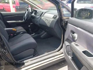 2007 Nissan Versa SL z VIN 3N1BC11E77L409483, wystawiony jako IAAI lot #42525328 z przebiegiem 102 488 mil mil oraz . Historia ofert i sprzedaży dostępna na DreamBid. Obrazek 5.