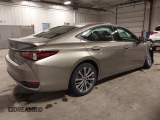 2021 Lexus ES 250 z VIN 58AD11D11MU007968, wystawiony jako IAAI lot #41968246 z przebiegiem 11 522 mil mil oraz . Historia ofert i sprzedaży dostępna na DreamBid. Obrazek 4.