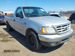 2001 Ford F-150 XL z VIN 2FTZF17211CA40844, wystawiony jako IAAI lot #42048375 z przebiegiem 139 397 mil mil oraz . Historia ofert i sprzedaży dostępna na DreamBid. Obrazek 1.