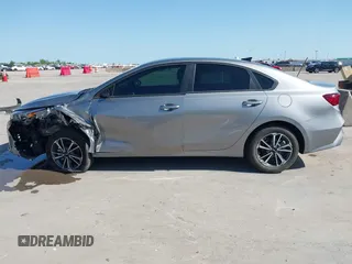 2023 Kia Forte LXS z VIN 3KPF24AD1PE592622, wystawiony jako IAAI lot #42011998 z przebiegiem 20 746 mil mil oraz . Historia ofert i sprzedaży dostępna na DreamBid. Obrazek 14.