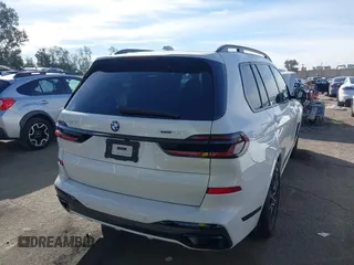 2024 BMW X7 xDrive40i z VIN 5UX23EM08R9U61655, wystawiony jako IAAI lot #41657934 z przebiegiem 12 810 mil mil oraz . Historia ofert i sprzedaży dostępna na DreamBid. Obrazek 4.