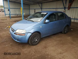 2005 Chevrolet Aveo LS z VIN KL1TD52655B300992, wystawiony jako Copart lot #55802575 z przebiegiem 63 781 mil mil oraz Szkody całkowita. Historia ofert i sprzedaży dostępna na DreamBid. Obrazek 1.