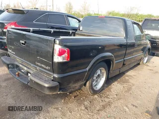 2002 Chevrolet S-10 LS with VIN 1GCCS19W028104982, listed as a IAAI auction lot 42017925 with 114,564 mi miles. Bid and sale history available at carsss.com. Image 4.