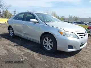 2011 Toyota Camry LE z VIN 4T4BF3EK1BR103766, wystawiony jako IAAI lot #42086043 z przebiegiem 116 750 mil mil oraz . Historia ofert i sprzedaży dostępna na DreamBid. Obrazek 1.