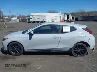 2020 Hyundai Veloster Turbo R-Spec z VIN KMHTH6AB1LU027676, wystawiony jako IAAI lot #42064952 z przebiegiem 88 778 mil mil oraz . Historia ofert i sprzedaży dostępna na DreamBid. Obrazek 14.