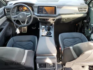 2024 Volkswagen Atlas Peak Edition SEL z VIN 1V2GR2CA8RC583867, wystawiony jako Copart lot #55641005 z przebiegiem 5 798 mil mil oraz Szkoda całkowita • Salvage title. Historia ofert i sprzedaży dostępna na DreamBid. Obrazek 8.