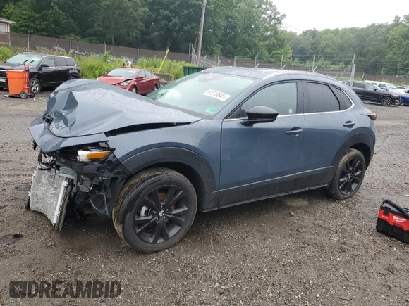 2025 Mazda CX-30 S Carbon Edition z VIN 3MVDMBCM9SM800942, wystawiony jako Copart lot #61013845 z przebiegiem 6 282 mil mil oraz Nie do naprawy • Non repairable. Historia ofert i sprzedaży dostępna na DreamBid. Obrazek 1.