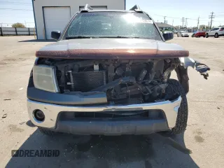 2005 Nissan Frontier LE z VIN 1N6AD07W95C417736, wystawiony jako Copart lot #55112835 z przebiegiem 217 251 mil mil oraz Szkoda całkowita • Salvage title. Historia ofert i sprzedaży dostępna na DreamBid. Obrazek 5.