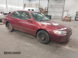 1998 Toyota Camry LE z VIN 4T1BG22K5WU847477, wystawiony jako IAAI lot #42238059 z przebiegiem 307 577 mil mil oraz . Historia ofert i sprzedaży dostępna na DreamBid. Obrazek 1.