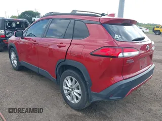 2023 Toyota Corolla Cross LE z VIN 7MUCAAAG4PV047301, wystawiony jako IAAI lot #42107515 z przebiegiem 27 137 mil mil oraz . Historia ofert i sprzedaży dostępna na DreamBid. Obrazek 3.