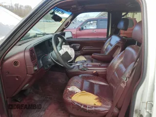 1998 Chevrolet Tahoe z VIN 1GNEK13R7WJ340188, wystawiony jako Copart lot #52177815 z przebiegiem 217 850 mil mil oraz Szkody całkowita. Historia ofert i sprzedaży dostępna na DreamBid. Obrazek 7.