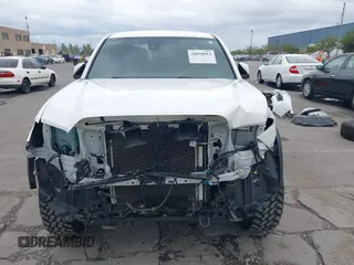 2021 Toyota Tacoma SR5 z VIN 3TMDZ5BN2MM100245, wystawiony jako IAAI lot #42078914 z przebiegiem 58 153 mil mil oraz . Historia ofert i sprzedaży dostępna na DreamBid. Obrazek 13.