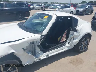 2021 Mazda MX-5 Miata Grand Touring z VIN JM1NDAM71M0457011, wystawiony jako IAAI lot #42427652 z przebiegiem 4 045 mil mil oraz . Historia ofert i sprzedaży dostępna na DreamBid. Obrazek 6.