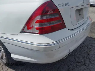 2007 Mercedes-Benz C 230 Sport z VIN WDBRF52H77F918808, wystawiony jako IAAI lot #41939637 z przebiegiem 137 538 mil mil oraz . Historia ofert i sprzedaży dostępna na DreamBid. Obrazek 13.