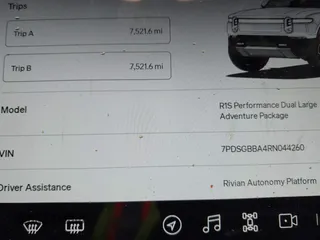 2024 Rivian R1S Adventure z VIN 7PDSGBBA4RN044260, wystawiony jako IAAI lot #41712342 z przebiegiem 7521 mil mil oraz . Historia ofert i sprzedaży dostępna na DreamBid. Obrazek 9.