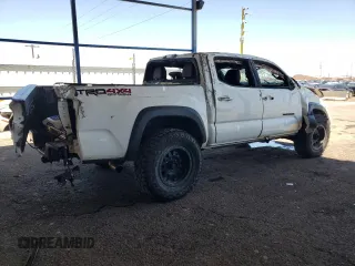 2020 Toyota Tacoma SR5 z VIN 3TMCZ5AN6LM310360, wystawiony jako Copart lot #55726645 z przebiegiem 106 262 mil mil oraz Szkoda całkowita • Salvage title. Historia ofert i sprzedaży dostępna na DreamBid. Obrazek 3.