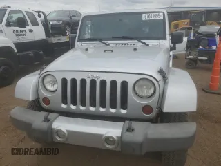 2010 Jeep Wrangler Sahara z VIN 1J4GA5D18AL182858, wystawiony jako Copart lot #57601695 z przebiegiem Nie podano mil oraz Czysty tytuł • Clean title. Historia ofert i sprzedaży dostępna na DreamBid. Obrazek 5.