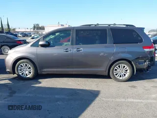 2013 Toyota Sienna XLE AAS z VIN 5TDYK3DC5DS285770, wystawiony jako IAAI lot #41669367 z przebiegiem 99 544 mil mil oraz . Historia ofert i sprzedaży dostępna na DreamBid. Obrazek 15.