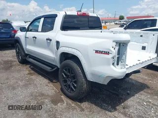 2024 Chevrolet Colorado 4WD Trail Boss z VIN 1GCPTEEKXR1227510, wystawiony jako IAAI lot #42685724 z przebiegiem 9 472 mil mil oraz . Historia ofert i sprzedaży dostępna na DreamBid. Obrazek 3.