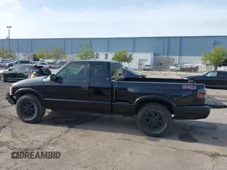 2001 GMC Sonoma SLS w/1SH Pkg with VIN 1GTDT19W018197275, listed as a IAAI auction lot 41604084 with 157,102 mi miles. Bid and sale history available at carsss.com. Image 15.
