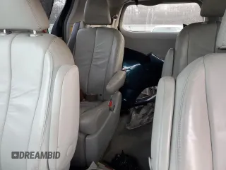 2011 Toyota Sienna XLE z VIN 5TDDK3DC2BS023443, wystawiony jako Copart lot #88552205 z przebiegiem Nie podano mil oraz Nie do naprawy • Non repairable. Historia ofert i sprzedaży dostępna na DreamBid. Obrazek 10.