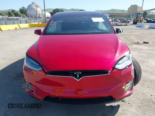 2016 Tesla Model X 70D z VIN 5YJXCAE27GF021994, wystawiony jako IAAI lot #41976475 z przebiegiem 70 771 mil mil oraz . Historia ofert i sprzedaży dostępna na DreamBid. Obrazek 13.
