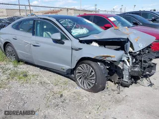 2025 Hyundai Sonata Hybrid Limited with VIN KMHL54JJ0SA116739, listed as a IAAI auction lot 41578954 with 111 mi miles. Bid and sale history available at carsss.com. Image 1.