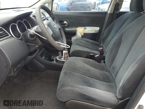 2011 Nissan Versa S z VIN 3N1BC1AP6BL449094, wystawiony jako Copart lot #62844835 z przebiegiem 166 749 mil mil oraz Szkoda całkowita • Salvage title. Historia ofert i sprzedaży dostępna na DreamBid. Obrazek 7.