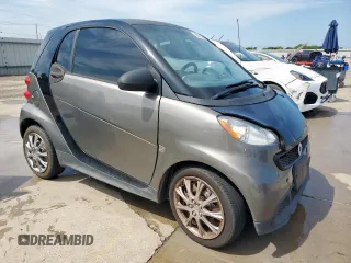 2013 Smart fortwo Pure z VIN WMEEJ3BA8DK684446, wystawiony jako Copart lot #63927965 z przebiegiem 94 604 mil mil oraz Czysty tytuł • Clean title. Historia ofert i sprzedaży dostępna na DreamBid. Obrazek 4.