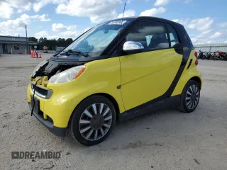 2010 Smart fortwo Pure z VIN WMEEJ3BAXAK371054, wystawiony jako Copart lot #71819294 z przebiegiem 103 177 mil mil oraz Szkody całkowita. Historia ofert i sprzedaży dostępna na DreamBid. Obrazek 1.