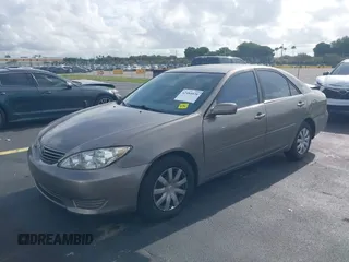 2006 Toyota Camry STD z VIN 4T1BE32K96U719755, wystawiony jako IAAI lot #42484020 z przebiegiem 155 910 mil mil oraz . Historia ofert i sprzedaży dostępna na DreamBid. Obrazek 17.