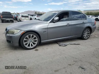 2011 BMW 3 Series 328i xDrive z VIN WBAPK5G58BNN26306, wystawiony jako Copart lot #54790895 z przebiegiem 108 641 mil mil oraz Szkody całkowita. Historia ofert i sprzedaży dostępna na DreamBid. Obrazek 1.