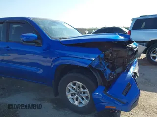 2024 Nissan Frontier SV z VIN 1N6ED1EJ5RN601435, wystawiony jako IAAI lot #42036519 z przebiegiem 49 213 mil mil oraz . Historia ofert i sprzedaży dostępna na DreamBid. Obrazek 6.
