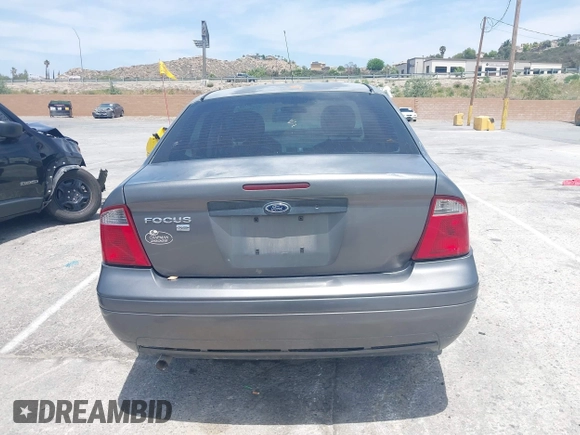 2007 Ford Focus S z VIN 1FAFP34N17W123378, wystawiony jako IAAI lot #42208033 z przebiegiem 183 803 mil mil oraz . Historia ofert i sprzedaży dostępna na DreamBid. Obrazek 17.