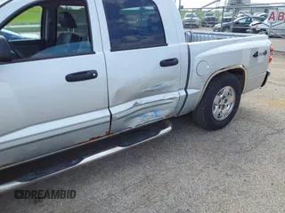 2006 Dodge Dakota SLT z VIN 1D7HW48N76S645515, wystawiony jako IAAI lot #42091904 z przebiegiem 160 695 mil mil oraz . Historia ofert i sprzedaży dostępna na DreamBid. Obrazek 6.